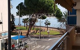 One-Bedroom Apartment Near The Beach And The Old Town